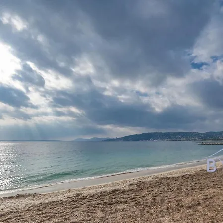 Large On The Seafront شقة