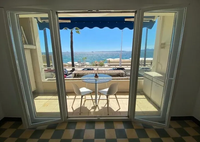 Large On The Seafront דירה אנטיב