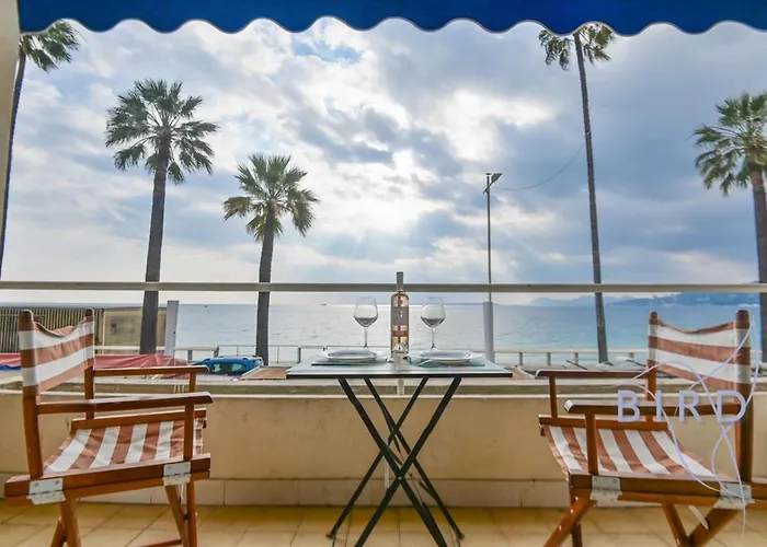 Large On The Seafront דירה *